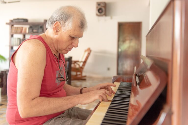 André-tocando