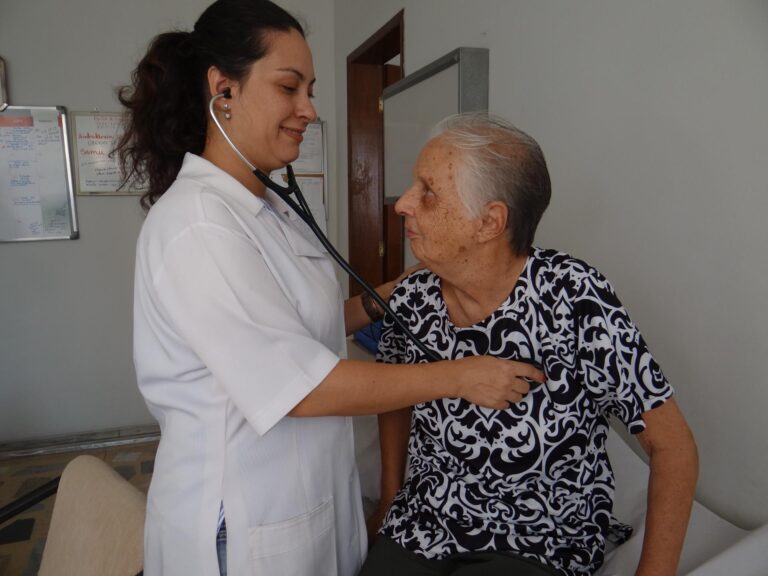 Dra.-Leticia-com-Dora