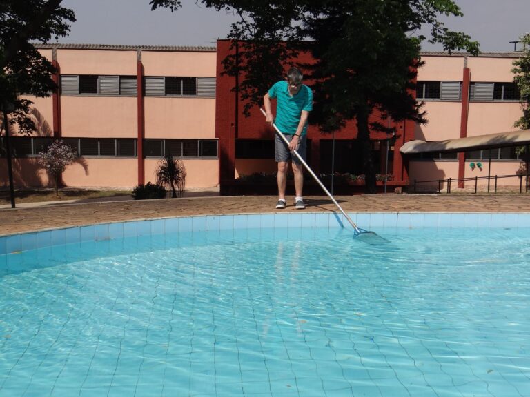 Edmilson-limpando-piscina